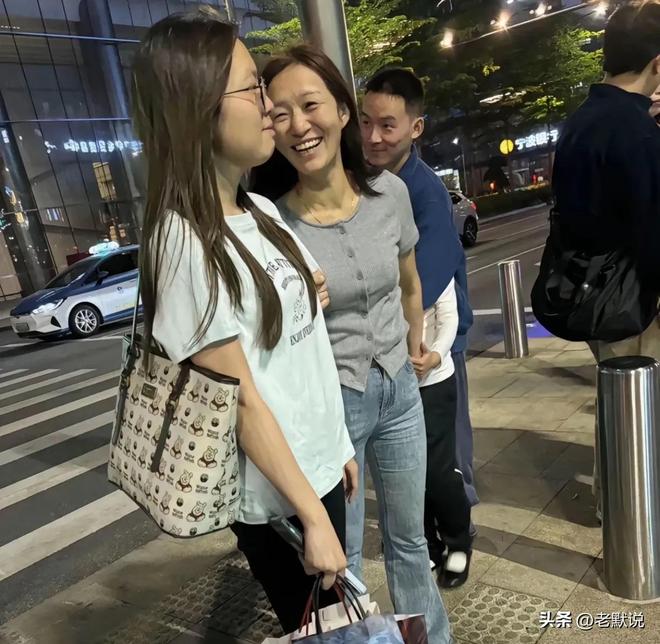 妈官宣直播带货5年前每天喝一瓶胶原蛋白！冰球突破豪华版手机版专割穷人！谢浩男妈(图7)